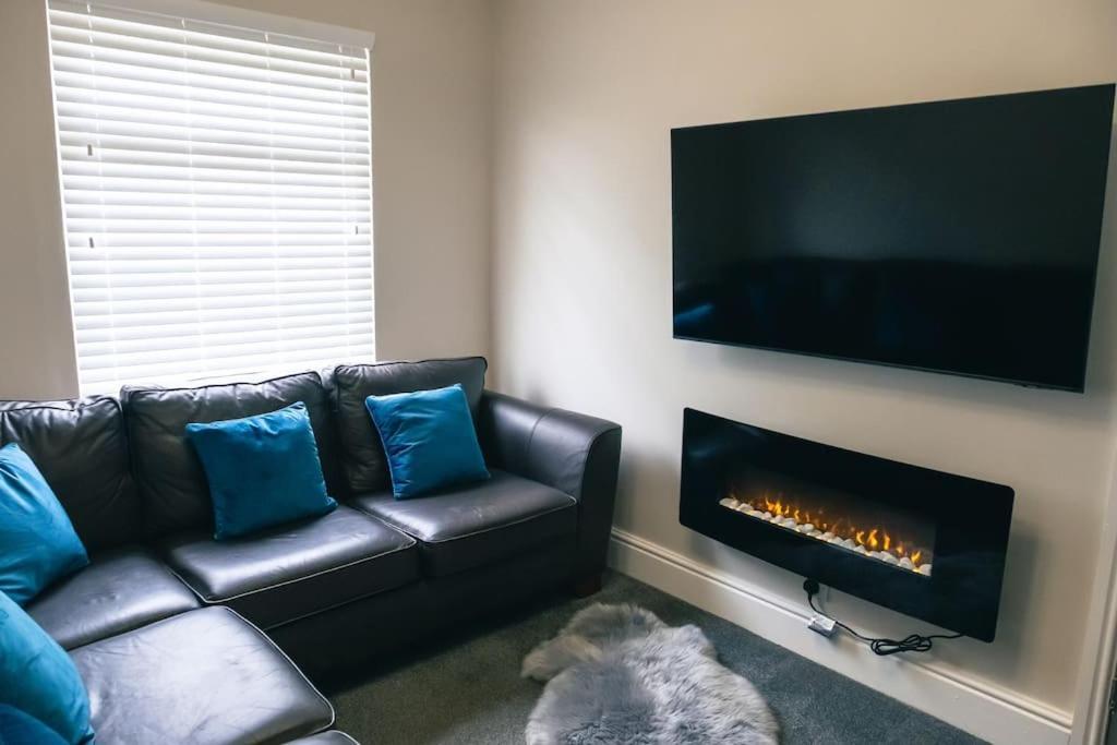 4 Bedroom - Sleep 9 Home In Cheadle Staffordshire - Alton Towers Polar Express Dimmingsdale Peak District Trentham Gardens Water World Luaran gambar