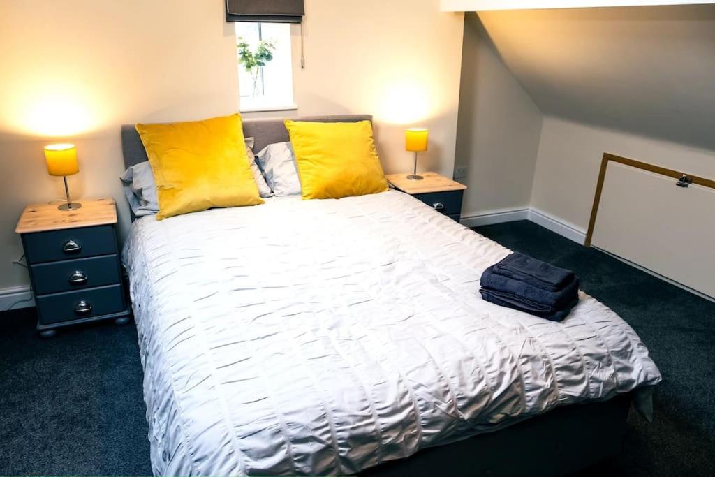 4 Bedroom - Sleep 9 Home In Cheadle Staffordshire - Alton Towers Polar Express Dimmingsdale Peak District Trentham Gardens Water World Luaran gambar