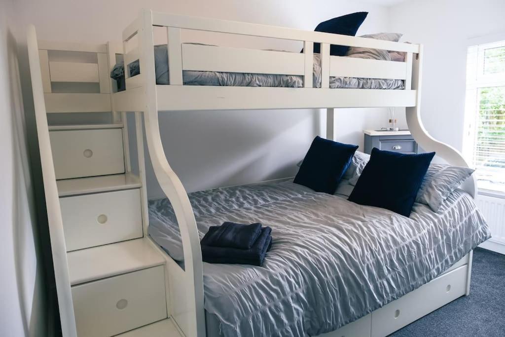 4 Bedroom - Sleep 9 Home In Cheadle Staffordshire - Alton Towers Polar Express Dimmingsdale Peak District Trentham Gardens Water World Luaran gambar