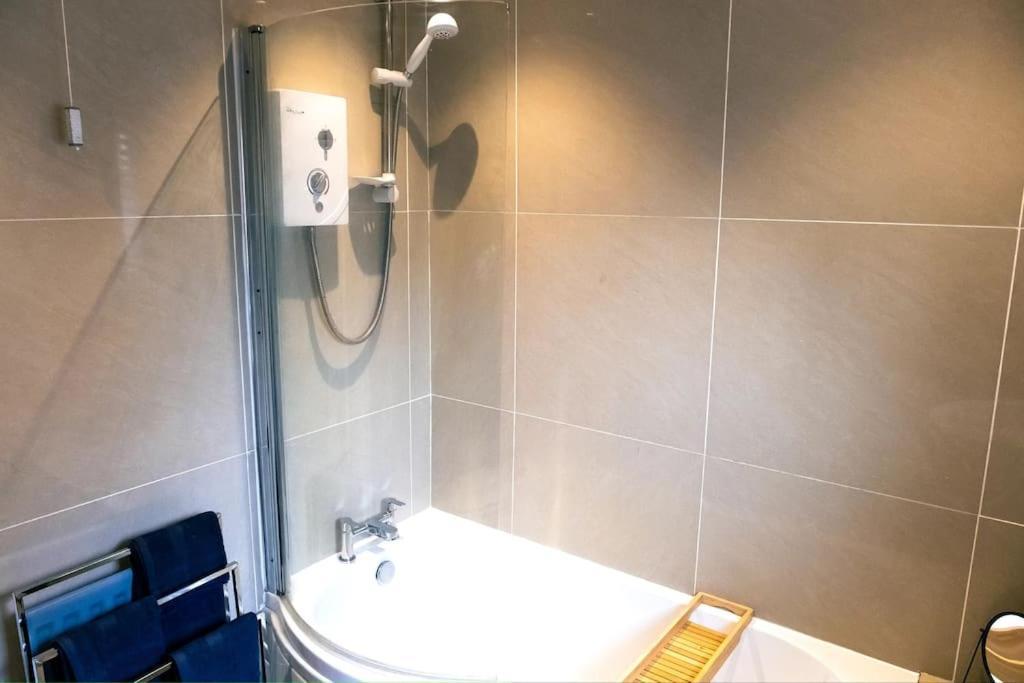 4 Bedroom - Sleep 9 Home In Cheadle Staffordshire - Alton Towers Polar Express Dimmingsdale Peak District Trentham Gardens Water World Luaran gambar