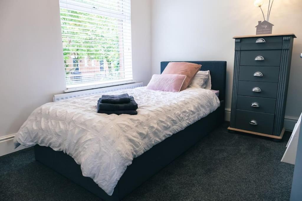 4 Bedroom - Sleep 9 Home In Cheadle Staffordshire - Alton Towers Polar Express Dimmingsdale Peak District Trentham Gardens Water World Luaran gambar