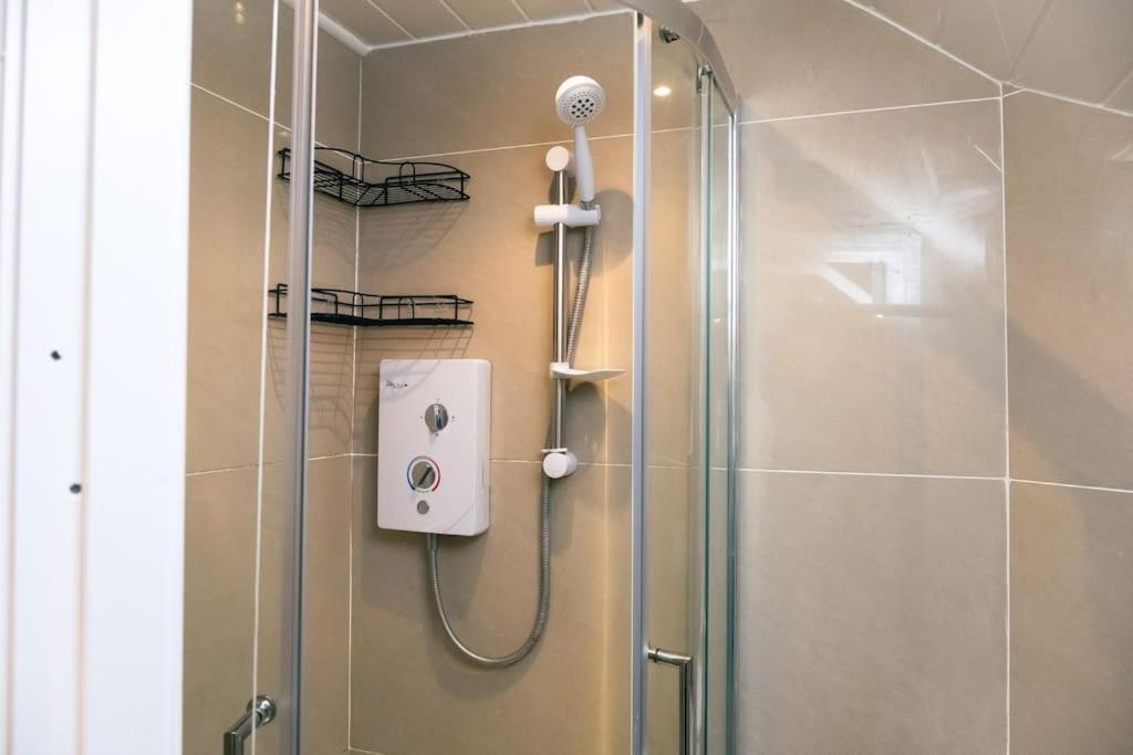 4 Bedroom - Sleep 9 Home In Cheadle Staffordshire - Alton Towers Polar Express Dimmingsdale Peak District Trentham Gardens Water World Luaran gambar