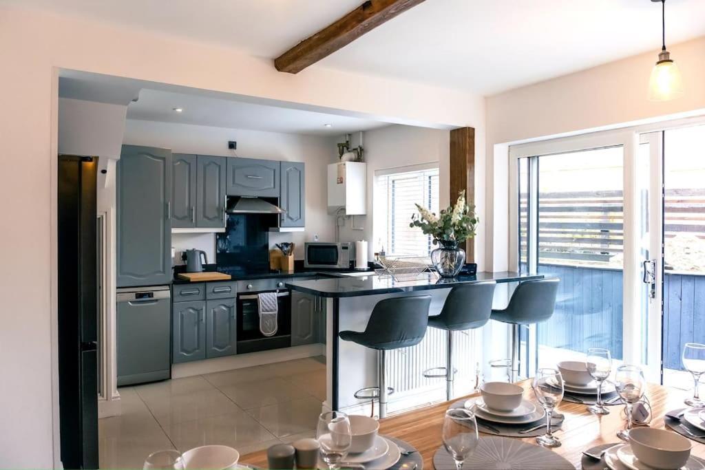 4 Bedroom - Sleep 9 Home In Cheadle Staffordshire - Alton Towers Polar Express Dimmingsdale Peak District Trentham Gardens Water World Luaran gambar