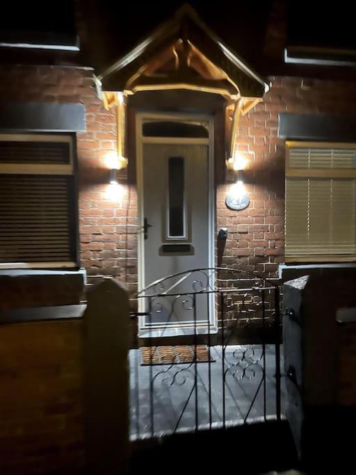 4 Bedroom - Sleep 9 Home In Cheadle Staffordshire - Alton Towers Polar Express Dimmingsdale Peak District Trentham Gardens Water World Luaran gambar