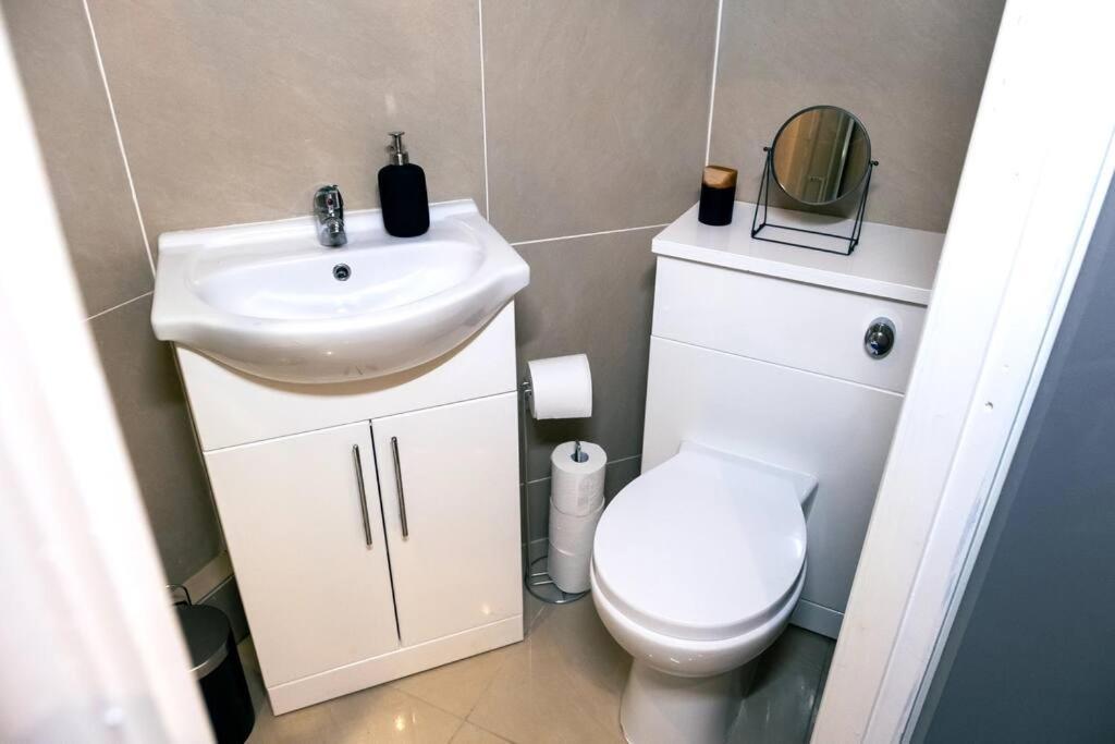 4 Bedroom - Sleep 9 Home In Cheadle Staffordshire - Alton Towers Polar Express Dimmingsdale Peak District Trentham Gardens Water World Luaran gambar